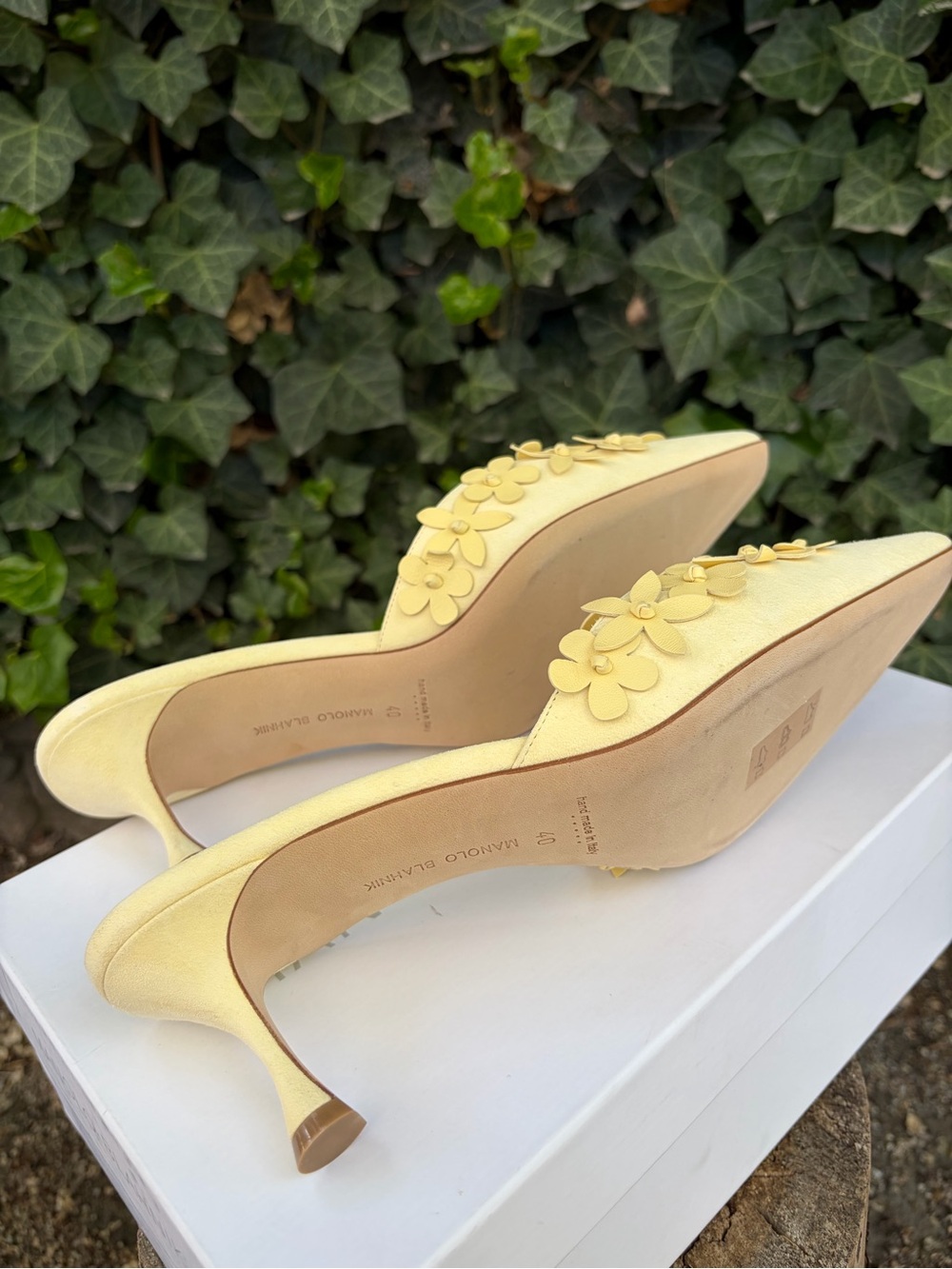 Manolo Blahnik’s Harnes 50 Appliquéd Suede Mules Pastel Yellow Size EU 40 - Picture 9 of 10